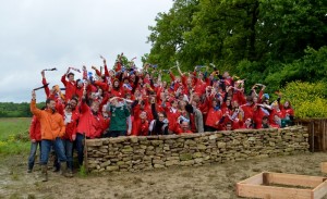Une centaine de scout en chantier participatif sur la ferme ( photo : Anne-Sophie Descamps)