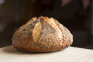 Boule aux graines (pavot, sesame, tournesol) Pain au levain naturel issu de farine de blés (anciens pour les 2/3) écrasé à la ferme sur meule de pierre de granit.