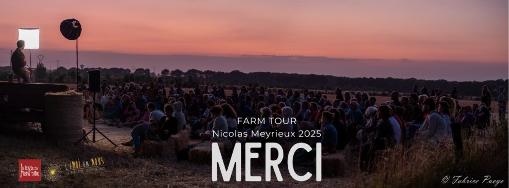 Spectacle de Nicolas Meyrieux avec le public avec un ciel post couché de soleil