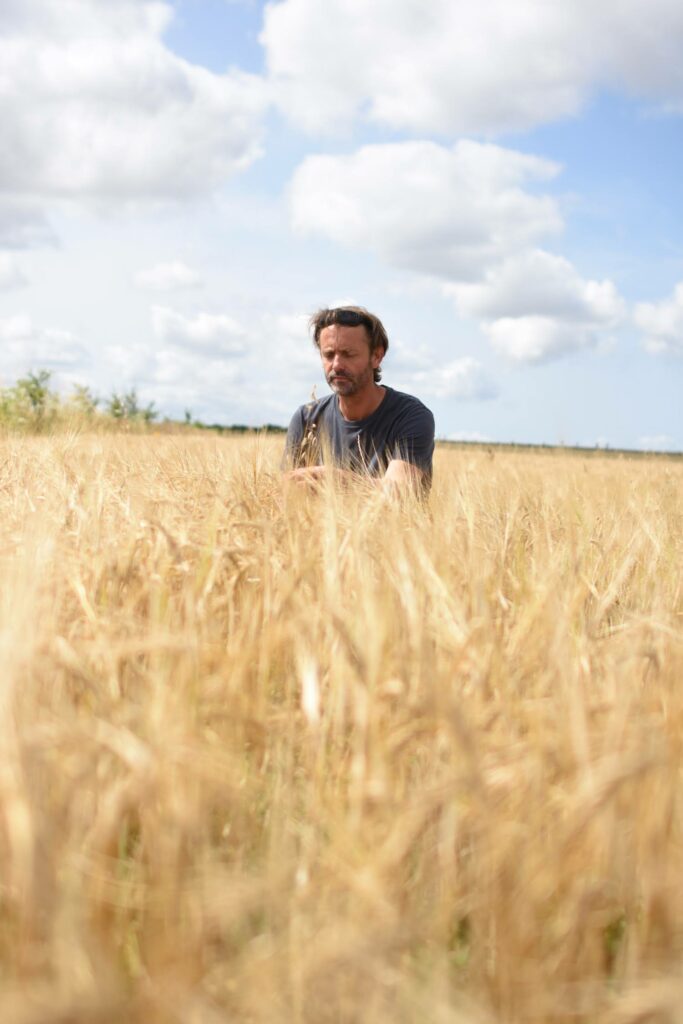 Emmanuel Marchand dans un champs de blé